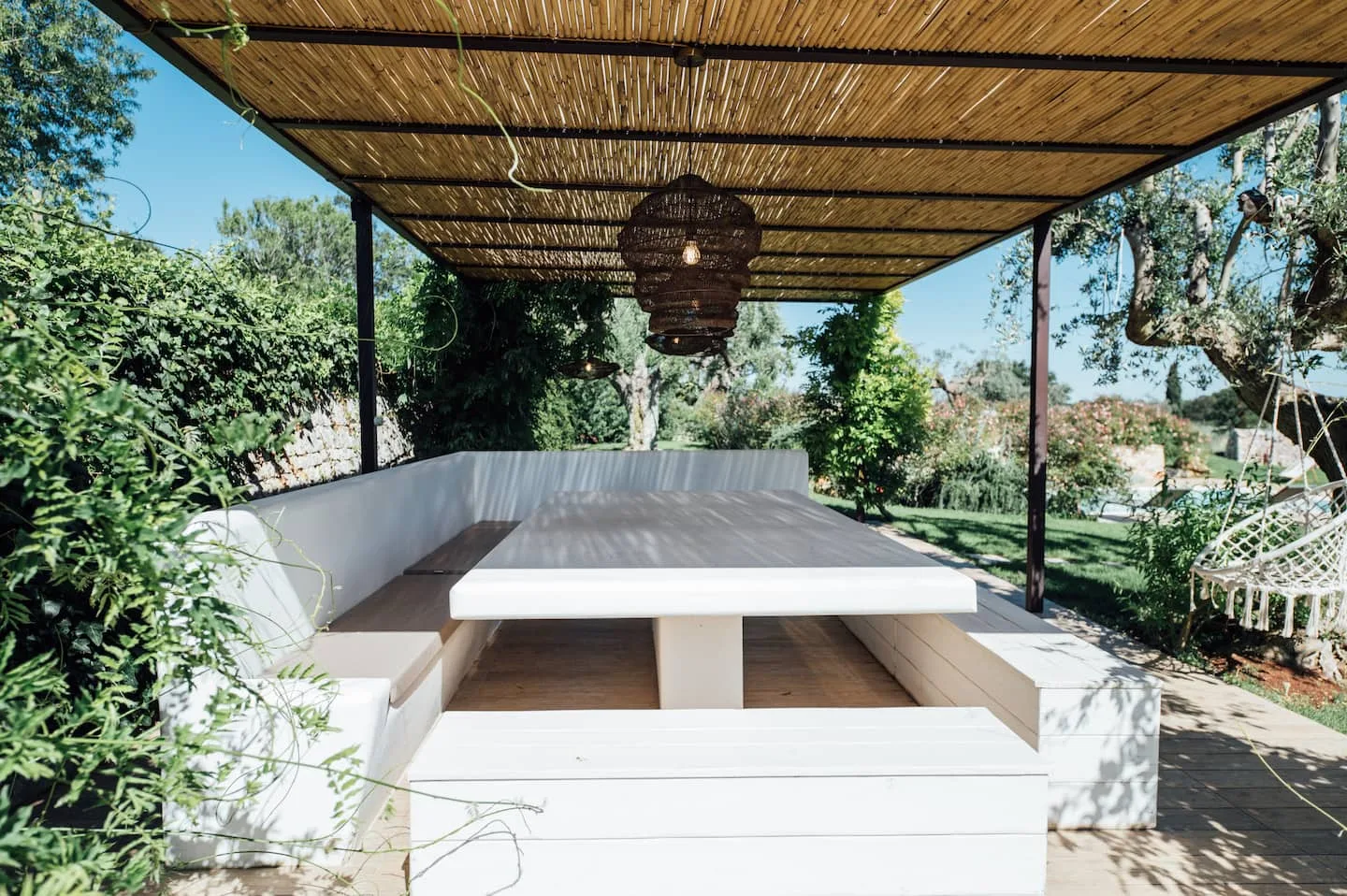 Long outdoor table at Trulli Masseria Barattolo